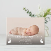 Somebunny Is Gearriveerd Baby Foto Aankondiging (Staand voorkant)
