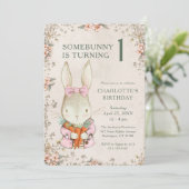 Somebunny wordt één 1e verjaardagsuitnodiging kaart (Staand voorkant)
