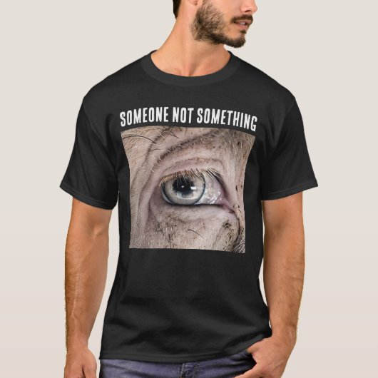 SOMEONE NOT SOMETHING PIG VEGAN T-Shirt (Voorkant)