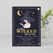 Something Wicked Witch Halloween Feest Folie Uitnodiging (Staand Voorkant)