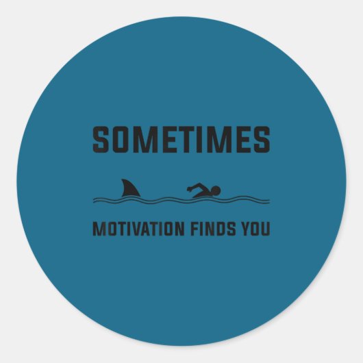 Sometimes Motivation Finds You Swimming Shark Moti Ronde Sticker (Voorkant)