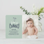 SOMMIGE BUNNY BIRTHDAY PARTIJINVITATIE KAART (Staand voorkant)