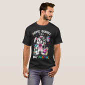 Sommige Bunny is bezig met het schilderen van eier T-shirt (Voorkant volledig)