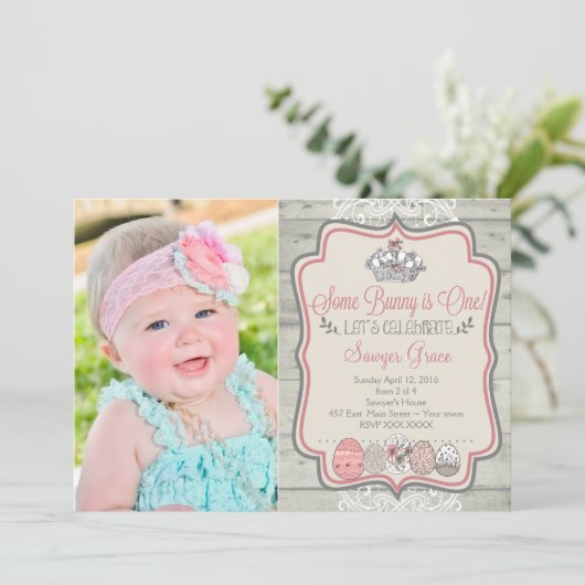 Sommige Bunny is één Pasen verjaardagsfeest uitnod Kaart (Staand voorkant)