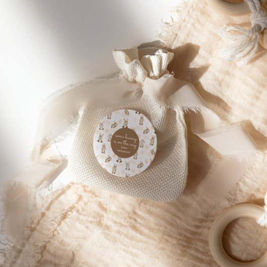 Sommige Bunny is op de Way Brown Neutral Baby show Ronde Sticker