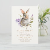 Sommige Bunny Paarse Lila Bloemen 1e Verjaardag Kaart (Staand voorkant)