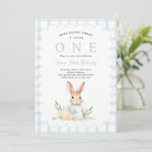Sommige Bunny Pastel Spring Blue Gingham 1e Verjaa Kaart (Staand voorkant)