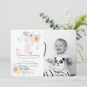 Sommige Bunny Pink Bloemen Foto 1e Verjaardag Kaart (Staand voorkant)