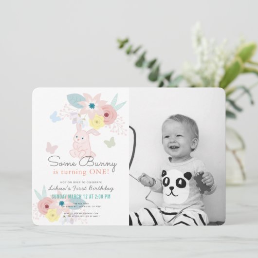 Sommige Bunny Pink Bloemen Foto 1e Verjaardag Kaart (Staand voorkant)