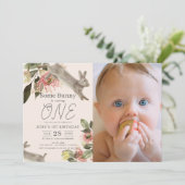Sommige Bunny Roze Bloemen Meisje Foto 1e Verjaard Kaart (Staand voorkant)