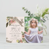 Sommige Bunny Roze Bloemen Meisje Foto Verjaardag Kaart (Staand voorkant)