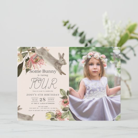 Sommige Bunny Roze Bloemen Meisje Foto Verjaardag Kaart (Staand voorkant)