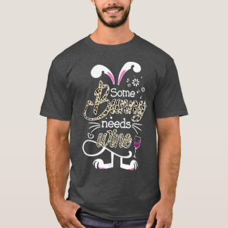 Sommige Bunny's hebben behoefte aan wijn Funny Eas T-shirt