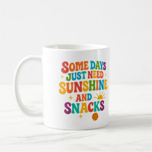 Sommige dagen hebben gewoon zonneschijn en snacks koffiemok