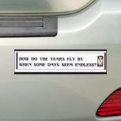 Sommige dagen zijn zo lang, maar de jaren vliegen  bumpersticker (Op auto)