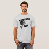 SOMMIGE DUDES MARRY DUDES. KIES ER OVER. T-SHIRT (Voorkant volledig)