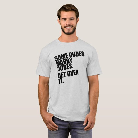 SOMMIGE DUDES MARRY DUDES. KIES ER OVER. T-SHIRT (Voorkant volledig)