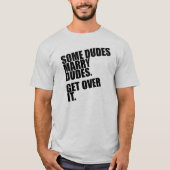 SOMMIGE DUDES MARRY DUDES. KIES ER OVER. T-SHIRT (Voorkant)