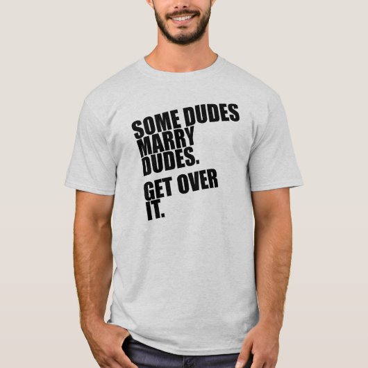 SOMMIGE DUDES MARRY DUDES. KIES ER OVER. T-SHIRT (Voorkant)