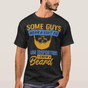 Sommige jongens draag een pak om er belangrijk uit t-shirt