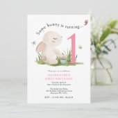 Sommige konijn is een 1e verjaardag uitnodiging (Staand voorkant)