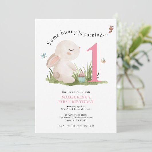 Sommige konijn is een 1e verjaardag uitnodiging (Staand voorkant)