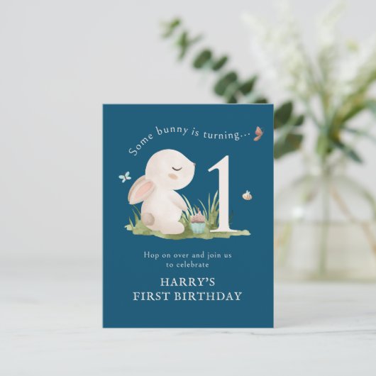 Sommige konijn is een blauwe 1e verjaardag uitnodi briefkaart (Staand voorkant)