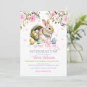 Sommige konijn verjaardag uitnodiging - pastel eie (Staand voorkant)