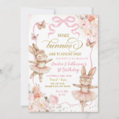 Sommige konijnen draaien One Twins Birthday Kaart (Voorkant)