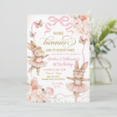 Sommige konijnen draaien One Twins Birthday Kaart (Staand voorkant)