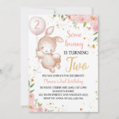 Sommige konijntje roze bloemige verjaardagsfeestui kaart (Voorkant)