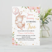 Sommige konijntje roze bloemige verjaardagsfeestui kaart (Staand voorkant)