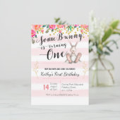 Sommige konijntjes draaien een verjaardagsuitnodig kaart (Staand voorkant)