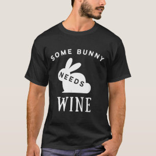 Sommige konijntjes hebben paaswijn Drink nodig T-shirt