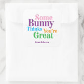 Sommige konijntjes vinden je een geweldig paascade vierkante sticker (Tas)