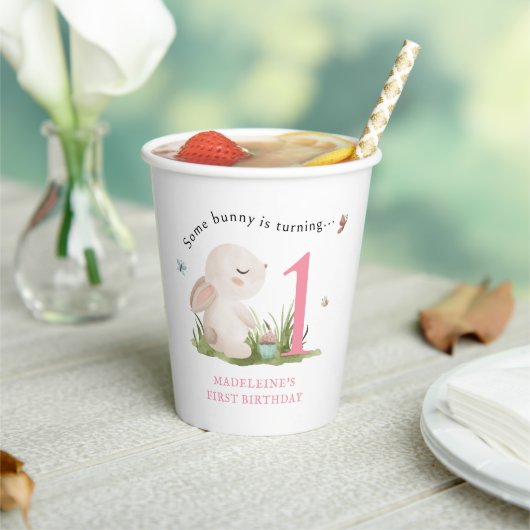 Sommige konijntjes zijn één meisje roze 1e verjaar papieren bekers (Insitu)