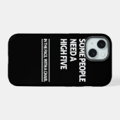 Sommige mensen hebben een high five nodig iPhone 15 case (Achterkant horizontaal)