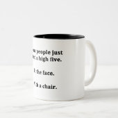 Sommige mensen hebben gewoon een hoge vijf nodig tweekleurige koffiemok (Voorkant rechts)