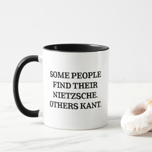 Sommige mensen vinden hun Nietzsche. Andere Kant. Mok (Met donut)