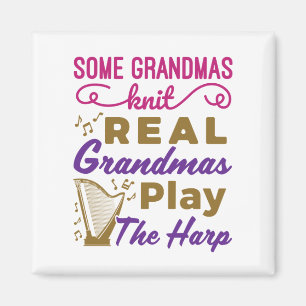 Sommige oma's Knit Real Grandmas spelen de Harp Magneet