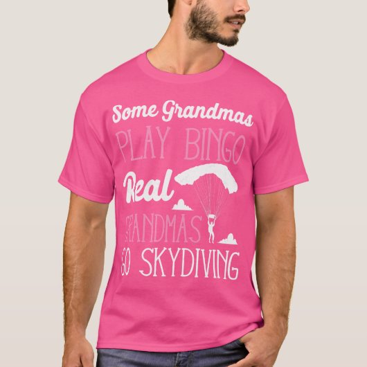 Sommige oma's spelen bingo Echte oma's gaan skydiv T-shirt (Voorkant)