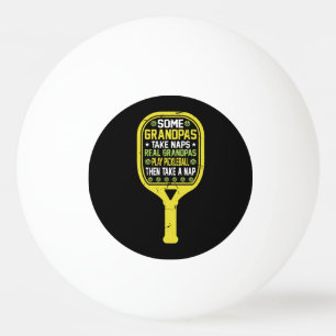 Sommige opa's doen dutjes. Echte opa speelt augurk Pingpongbal