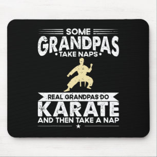 Sommige opa's dutten echt Opa doet karate Muismat