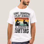 Sommige opa's spelen Bingo Echte opa's gaan jagen T-shirt (Voorkant)
