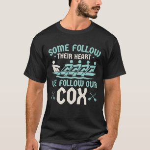 Sommige roeien volgen hun hart We volgen onze Cox T-shirt