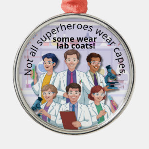 Sommige Superhelden dragen laboratoriumjassen Wete Metalen Ornament