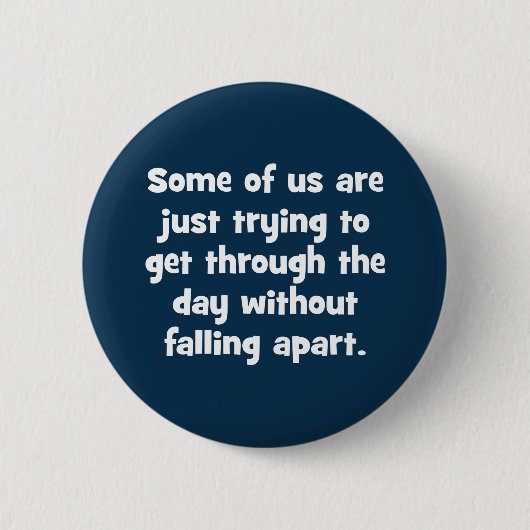 Sommige van ons proberen gewoon door te komen... ronde button 5,7 cm (Voorkant)
