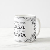 Sommige verhalen blijven bij ons voor de Mok van k (Voorkant rechts)