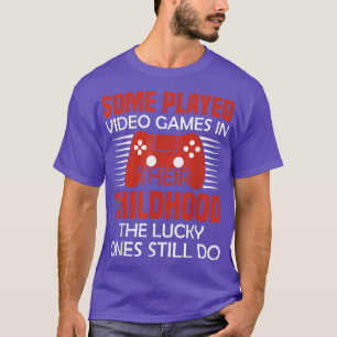 Sommige videospelletjes met speeltjes in hun kinde t-shirt