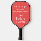 Sommigen noemen hem de Paddle Master Pickleball Pa (Achterkant)